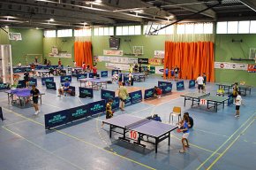 Més d'un centenar de palistes competeixen en el 4rt Open de Tennis Taula Ciutat de Cambrils