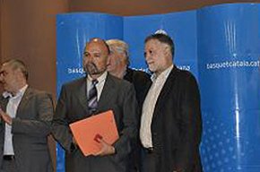 Joan Just rep la insígnia d'argent de la Federació Catalana de Basquetbol