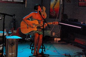 La cantautora Irene Mantecón actua al pub Mara's 