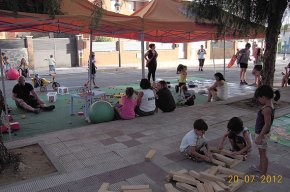 Els veïns del Molí de la Torre celebren les festes de barri amb el sopar al carrer com a punt fort del programa 