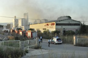 Un incendi crema una nau industrial al costat de l'A-7