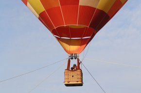 Prop de 120 xiquets i xiquetes de les escoles Cambrils i La Bòbila pugen en globus aerostàtic