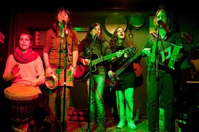 El grup Ai Carai! torna a omplir d'alegria el pub Mara's