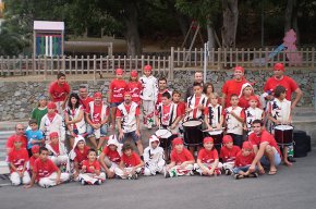 Les dues colles dels Diables Els Cagarrieres participen en la Festa Major de Riudecanyes