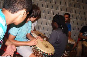 El grup de joves senegalesos Cayuco organitza un curs diniciació al djembé a lAteneu Juvenil