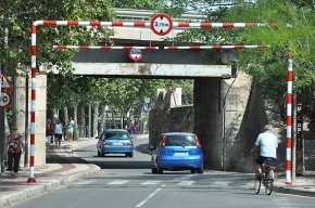 L'Ajuntament instal·la un gàlib a l'avinguda d'Adelaida, per evitar nous encastaments al pont de l'N-340