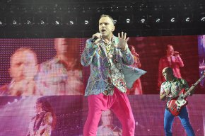Miguel Bosé actua davant d'unes 4.000 persones a Cambrils