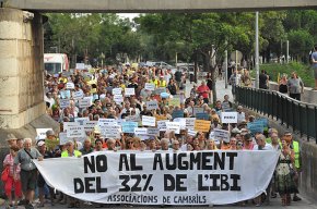 Un miler de persones es manifesten contra la pujada del 32% de l'IBI