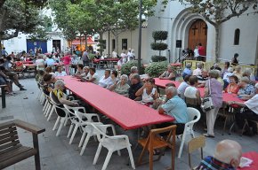 El sopar benèfic a la plaça de l'església de Sant Pere recapta 2.200 euros per les obres a l'abadia