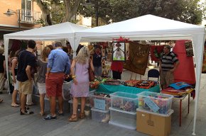La plaça de l'església de Sant Pere acull un mercat solidari organitzat per l'associació Amics d'Ak Benn 