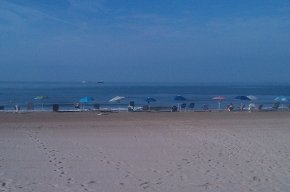 Continua la pràctica d'ocupar la primera línia de la platja del Regueral amb para-sols i cadires