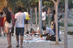 S'intensifica el control de la venda ambulant il·legal a la zona del port
