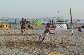 La platja del Regueral acull un torneig internacional de tennis platja