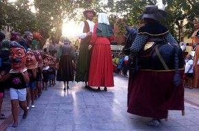 La colla gegantera Tota l'Endenga participa a la 19a trobada gegantera de Vilanova d'Escornalbou