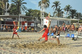Es clou el campionat de tennis platja amb la participació d'una setantena de jugadors