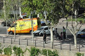 Un vehicle s'estavella contra un fanal de l'avinguda d'Adelaida