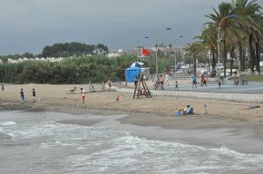 La bandera vermella oneja durant dos dies a les platges de Cambrils pel temporal marítim