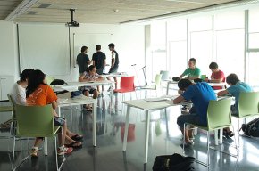El programa "Colzes Pelats" ofereix classes de repàs gratuïtes, gràcies a la iniciativa d'un jove cambrilenc