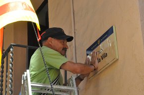 LAssemblea Nacional Catalana canvia els noms de les plaques de la plaça dEspanya pels de la plaça de la Vila