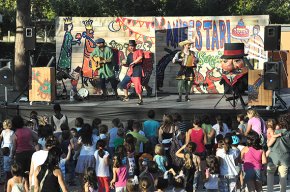 El parc del Pinaret s'omple de gresca amb l'espectacle infantil "Anifestari" de la companyia Pa Sucat