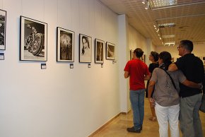 L'Agrupació Fotogràfica Cambrils presenta l'exposició "B&W", un recull d'instantànies i paisatges en blanc i negre