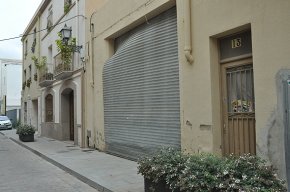 Ensurt al carrer de Rovira per l'ensorrament del sostre d'un magatzem