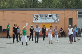 Una setantena de persones participen a la III Trobada Country, al parc del Pinaret