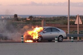 S'incendia un vehicle a l'A7, a l'alçada de les quatre carreteres