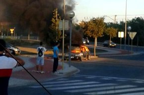 Un cotxe s'incendia quan transitava pel vial del Cavet