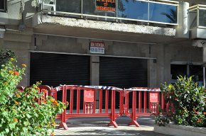 Es desprèn un tros de façana d'un apartament situat a l'avinguda de la Diputació