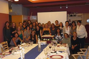 Una trentena d'antigues alumnes del col·legi Vedruna, de la promoció de 1972, es retroben 25 anys després 