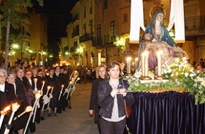 La processó del Divendres Sant surt al carrer malgrat les obres en alguns carrers del Barri Antic