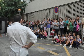 Un centenar de persones mostren el seu suport al pare de l'Alba arran de la sentència de la jutgessa de Cantàbria
