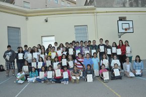 Una setantena d'alumnes del Col·legi Cardenal Vidal i Barraquer reben els diplomes de nivell d'anglès de la Universitat de Cambridge