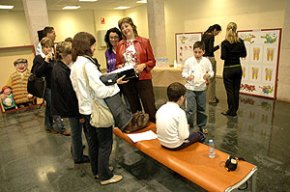 S'inaugura l'exposició "Cuida't les dents" que té com a objectiu promoure la salut dental entre els més joves