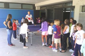 El CTT Cambrils ofereix classes de tennis taula a l'escola Mas Clariana