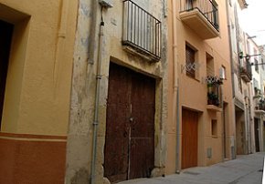 L'Ajuntament es fa càrrec de l'arranjament de la teulada d'una casa deshabitada al Barri Antic