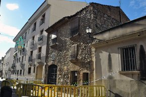 Es desprèn la barbacana d'una casa al carrer de les Creus