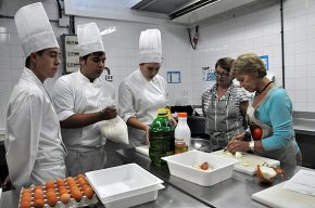 Vuit cambrilenques mostren les seves receptes casolanes als alumnes de l'Escola d'Hoteleria dins d'un projecte d'intercanvi generacional