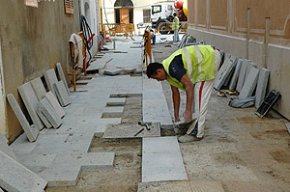 Més entrebancs a les obres de reforma del carrer de les Creus i la plaça de l'Església