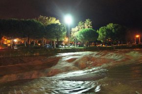 Les fortes precipitacions al Baix Camp provoquen que la riera d'Alforja baixi amb força al seu pas per Cambrils 