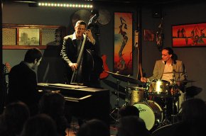 L'actuació de Bernat Font Trio omple de públic el pub Mara's dins del Cicle Cambrils Jazz&Blues