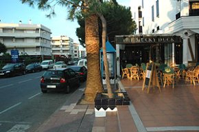 L'Ajuntament sancionarà els locals comercials sense llicència d'obertura i tancarà les terrasses il·legals