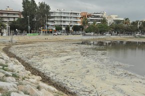 Un temporal de llevant inunda la platja del Regueral
