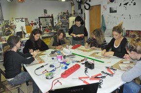 La joiera Coia Rete ofereix una classe sobre com dissenyar i crear un anell de plata al taller de Nuri Mariné