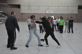 Prop de 70 dones participen en un taller de defensa personal al Palau Municipal d'Esports