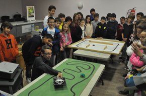 Un centenar de xiquets i xiquetes de Cambrils participen al taller de robòtica de la 17a Setmana de la Ciència