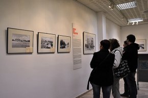 L'exposició fotogràfica "Turisme de postal" plasma l'esclat del turisme a la Costa Daurada durant els anys 50 i 60