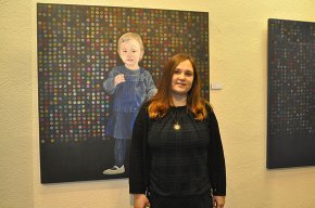 L'artista Evelyn Roca Schöpe presenta "Puppen", una colorista mostra de pintures i gravats on la infància és la protagonista 