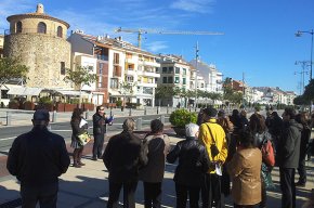 Unes quaranta persones participen a la ruta guiada sobre l'arribada del turisme